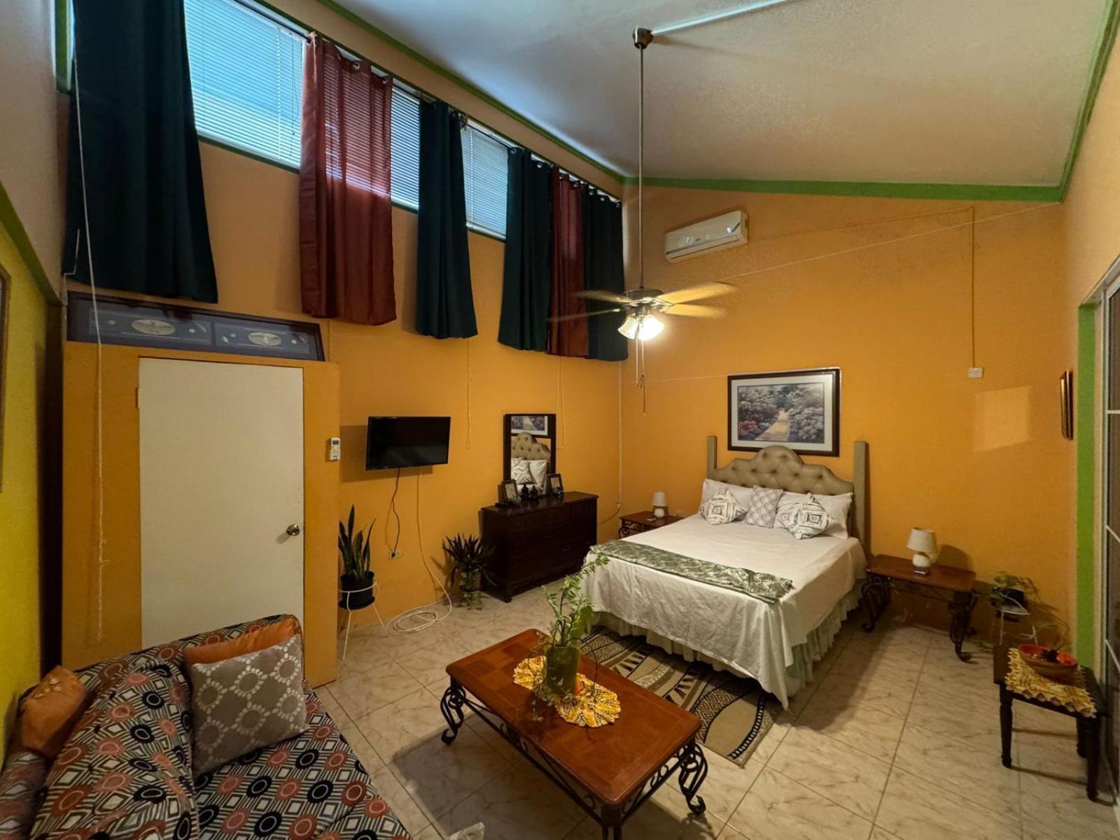 Shalom Suite 2, Manor Park Kingston Ngoại thất bức ảnh